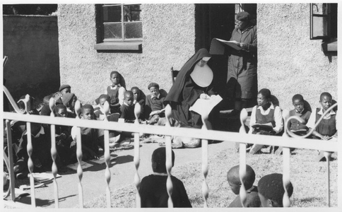 175635 Les in de open lucht in St. Mary's school te Krügersdorp (Zuid-Afrika)