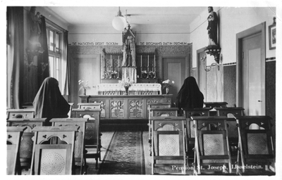 122169 Zusters in gebed in de kapel van pension Sint Joseph te IJsselstein