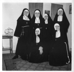 122173 Groepsfoto van de communiteit in de recreatiekamer van het zusterhuis te Bunnink