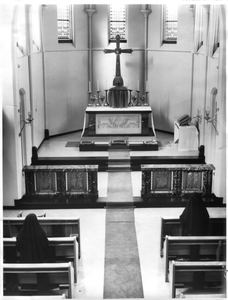 122176 Zusters in gebed in de vernieuwde kloosterkapel van moederhuis St. Jozef te Amersfoort