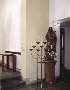 122181 Het beeld van Maria met Kind in de kloosterkapel van moederhuis St. Jozef te Amersfoort