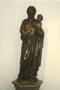 122182 Het beeld van Jozef met Kind in de kloosterkapel van moederhuis St. Jozef te Amersfoort