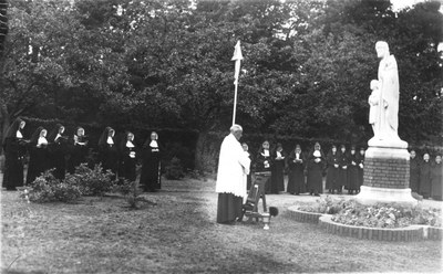 122186 Inwijding van het Sint Jozefbeeld door rector Hagen in de tuin van moederhuis St. Jozef te Amersfoort