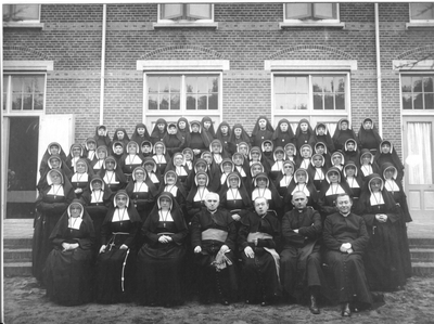 122187 Groepsportret van de communiteit, met novicen en bestuurders, van moederhuis klooster St. Jozef te Amersfoort