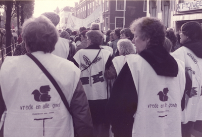 122197 Zusters uit Amersfoort demonstreren tegen kruisraketten tijdens de antikernwapendemonstratie te Den Haag