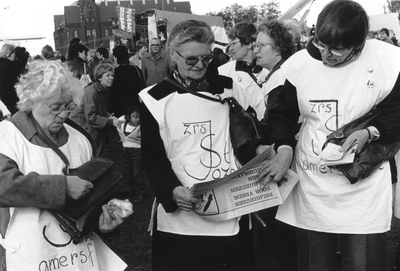 122198 Zusters uit Amersfoort demonstreren tegen kruisraketten in de antikernwapendemonstratie te Den Haag