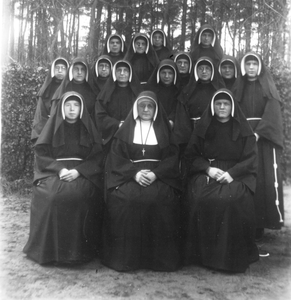122200 Groepsportret van 15 novicen met hun novice-meesteres zuster Bonaventura in de moederhuistuin te Amersfoort