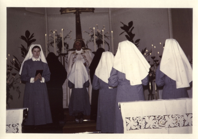 122202 Overhandiging van de regelboeken aan de postulanten in de moederhuiskapel te Amersfoort