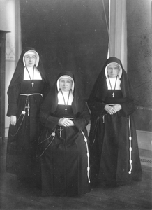 122207 Het bestuur 1926-1938 van de congregatie: moeder Antonia, zuster Celesia en zuster Christina