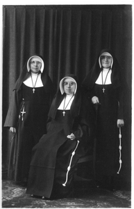 122208 Het bestuur 1938-1950 van de congregatie: algemeen overste Bernardo, zuster Jovita en zuster Wilhelma