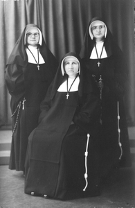 122209 Het bestuur 1950-1962 van de congregatie: zuster Celestina, zuster Gabrielle en zuster Godefrida