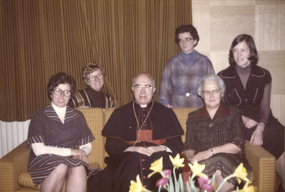122210 Kardinaal J.G.M. Willebrands met de tijdens het basiskapittel in 1977 gekozen bestuursleden
