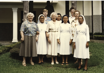 122215 Vier Nederlandse zusters aanwezig bij de verzelfstandiging van de Indonesische provincie