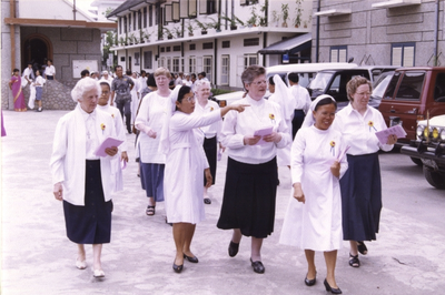 122216 Zusters van de congregatie onderweg naar de viering ter gelegenheid van de verzelfstandiging van de Indonesische ...