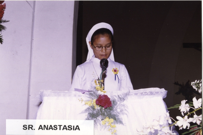 122219 De Indonesische zuster Anastasia achter de lezenaar tijdens de gebedsviering ter gelegenheid van de verzelfstandiging