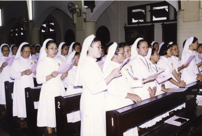 122220 De Indonesische zusters zingen tijdens de kerkviering ter gelegenheid van de verzelfstandiging