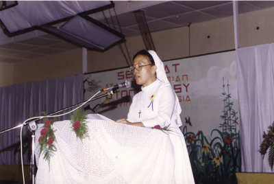 122221 De Indonesische zuster Ignatia leest voor in de eigen gebedsviering ter gelegenheid van de verzelfstandiging