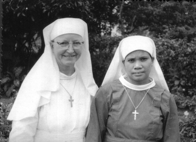 122226 Zuster Wulfranna met Indonesische zuster Blanca van de communiteit te Medan (Noord-Sumatra), Indonesië