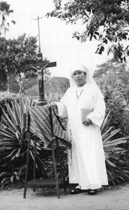 122228 De Indonesische zuster M. Gabriël, in 1957 geprofest bij de Zusters van St. Jozef te Medan (Noord-Sumatra), Indonesië