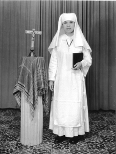 122229 De Indonesische zuster Prisca, in 1961 geprofest bij de Zusters van St. Jozef te Medan (Noord-Sumatra), Indonesië