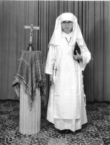 122230 De Indonesische zuster Lucia, in 1961 geprofest bij de Zusters van St. Jozef te Medan (Noord-Sumatra), Indonesië