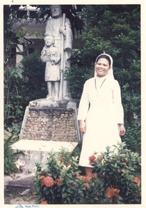 122231 De Indonesische zuster Cayetana Sitanggang bij het St. Jozefbeeld in de kloostertuin te Medan (Noord-Sumatra), ...