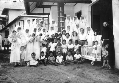 122234 De communiteit met Indonesischse kinderen, voor het buurthuis van het internaat te Medan (Noord-Sumatra), Indonesië