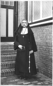 122236 Zuster Lucasina, de eerste ziekenzuster in de missie van de congregatie