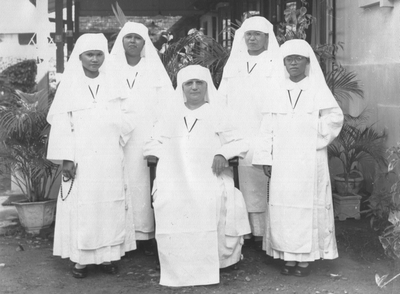 122243 Moeder Cajetana met de eerste geprofeste Indonesische zusters te Medan (Noord-Sumatra), Indonesië