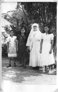 122246 Overste Cajetana met drie junioren die willen intreden bij de congregatie te Medan (Noord-Sumatra), Indonesië