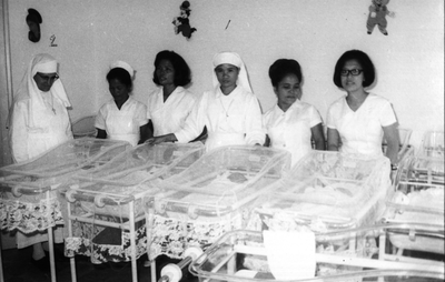 122254 Zusters Imelda en Euphrasia met verpleegsters op de babyafdeling van het ziekenhuis te Medan (Noord-Sumatra), ...