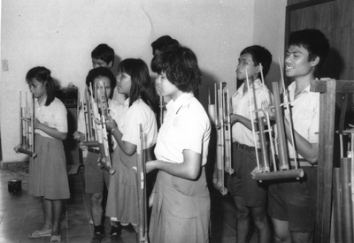 122256 Jongen en meisjesleerlingen van het blindeninstituut vormen een gemengd muziekgezelschap te Medan ...