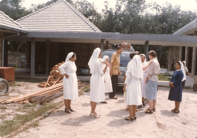 122261 De Zusters van Sint Jozef verzorgen cursussen en opleidingen in het internaat te Siantar (Noord-Sumatra), Indonesië