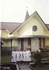 122271 Enkele Indonesische zusters aan de achterkant van de de kloosterkapel aan de Jalan Hayam Wuruk te Medan, Indonesië