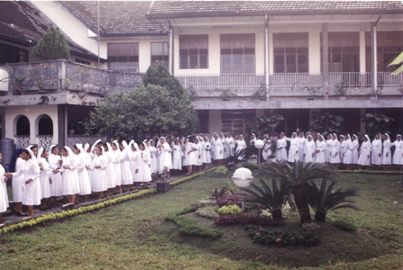 122273 Vele Indonesische zusters zijn aanwezig ter gelegenheid van een professie in het klooster aan de Jalan Hayam ...