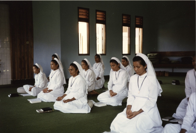 122274 De zusters in gebed verzonken in de kloosterkapel aan de Hayam Wuruk te Medan, Indonesië