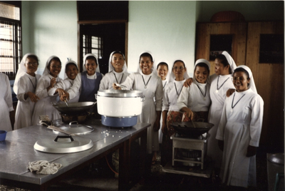 122275 Zusters in de keuken van het moederhuis aan de Jalan Hayam Wuruk te Medan, Indonesië