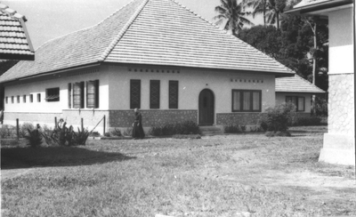 122282 Kapel en klein ziekenhuis te Siantar (Noord-Sumatra), Indonesië