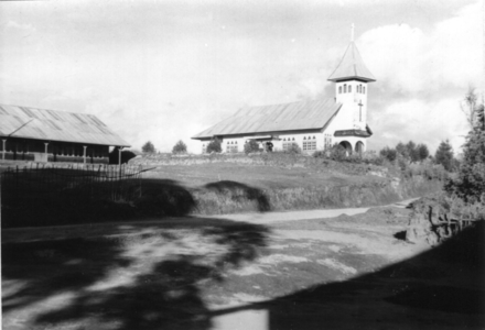 122283 Kerk en school te Parsoburan (Noord Sumatra), Indonesië