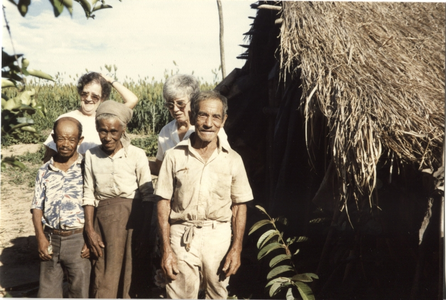 122293 Zusters Dominica en Cecilia van de congregatie werkzaam in een wijk te Holambra, Brazilië