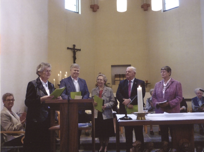 122295 Feestelijke bijeenkomst in de kloosterkapel tijdens de oprichting van de Mgr. Blomstichting te Amersfoort