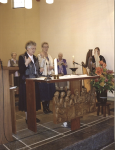 122296 Feestelijke bijeenkomst in de kloosterkapel tijdens de oprichting van de Mgr. Blomstichting te Amersfoort