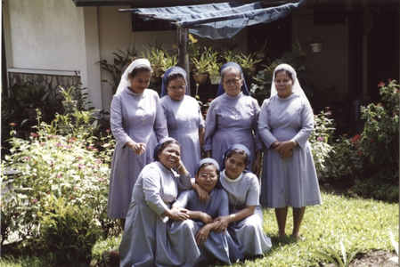 122302 De communiteit van het klein seminarie: zuster Johanna met enkele studentes te Medan (Noord-Sumatra), Indonesië