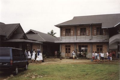 122305 Het internaatsgebouw voor 55 meisjes bij het zusterhuis en de St. Annaschool in Indonesië