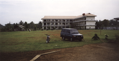 122306 De MEAO-school met bijbehorend voetbalveld bij het zusterhuis bij de St. Annaschool in Indonesië