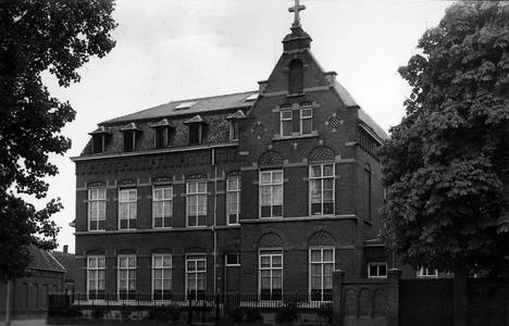 150071 Scholen en weeshuis O.L.V. Hulp der Christenenl, Korvelplein 12, Tilburg