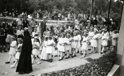 164004 Kinderen in processie te Roermond