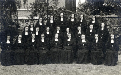 164009 Groepsfoto van de zusters in huize Roermond