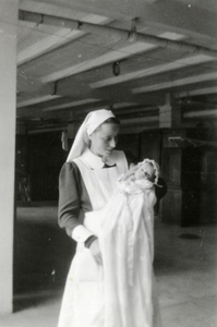 164010 Zuster Lampenberg met baby geboren onder kanongebulder