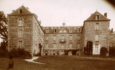164028 Meisjesklooster op landgoed Crec 'H-Avel te Frankrijk opgericht in ca. 1835